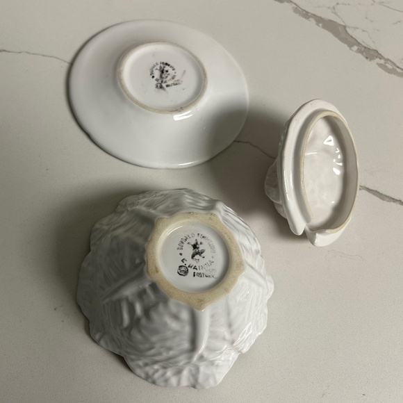 Bordallo Pinheiro Cabbage Leaf Ceramic Gravy Boat/ Tureen & Plate White - Picture 4 of 6